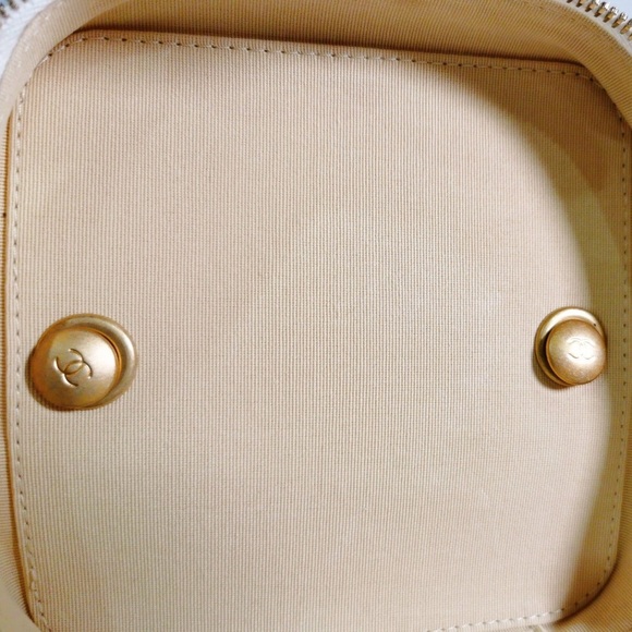 Chanel Chain Bar Vanity with Chain 22S Quilted Calfskin Small - Picture 5 of 9